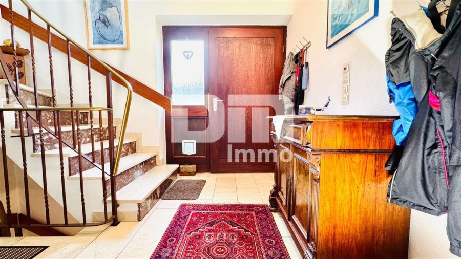 Modernisiertes Einfamilienhaus mit Einliegerwohnung, Wintergarten, Sauna und 2 Garagen - EG Treppenhaus / Haupteingang